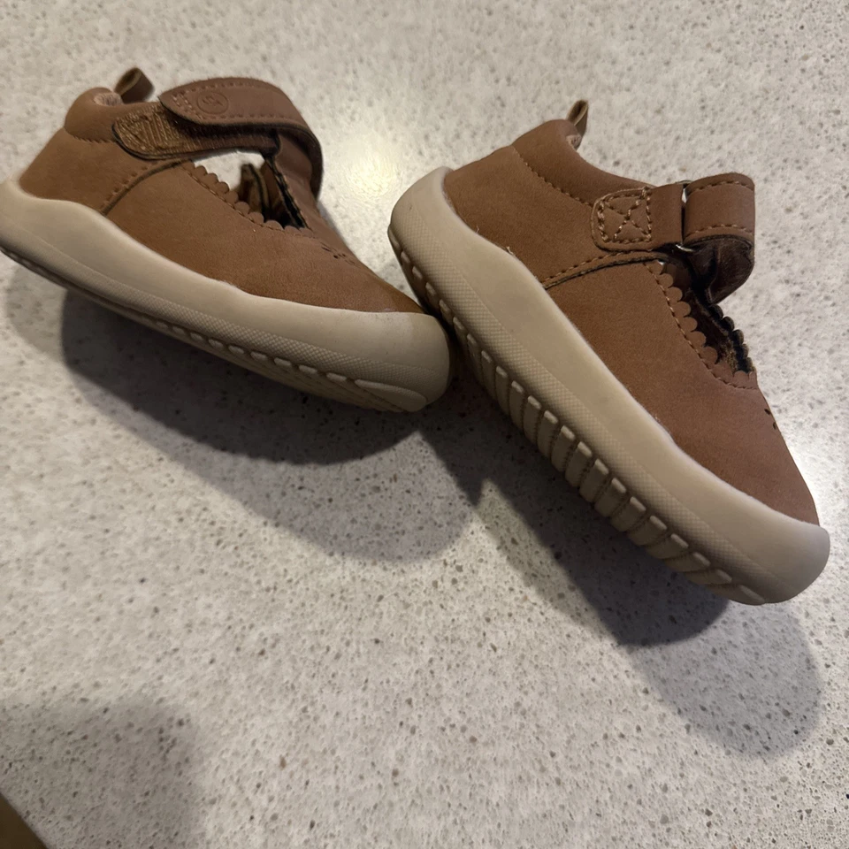 Zapatos de vestir informales Stride Rite 360 con correa en T Cheyenne bronceado niño pequeño talla 5M Foto 3 de 4