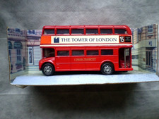 Dwupiętrowy autobus w czerwonej linii 15 The Tower of London w dioramy 1:24 Motor Max