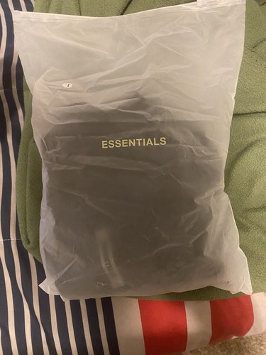 Essentials Shorts - Picture 2 of 3