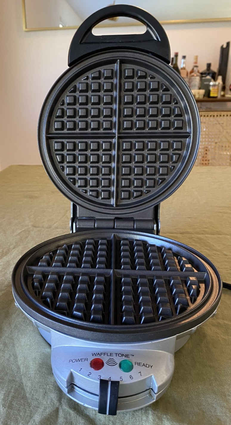 VillaWare Uno Classic Model 2004 Waffler Maker Round Thin Stainess Steel!