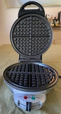 VillaWare Uno Classic Model 2004 Waffler Maker Round Thin Stainess Steel!
