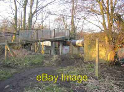 Foto 6x4 Fußgängerbrücke und Rohr, Otley Otley\/SE2045 hier das Abwasserrohr T c2008