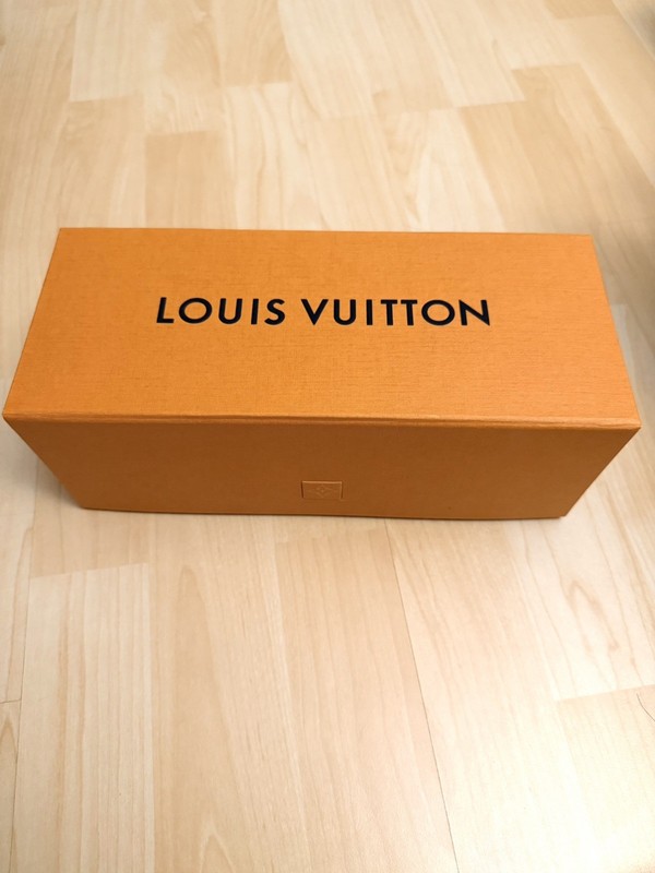 Louis Vuitton Empty Perfume/Cologne Box. With inside ribbon And Paper. Lovely!