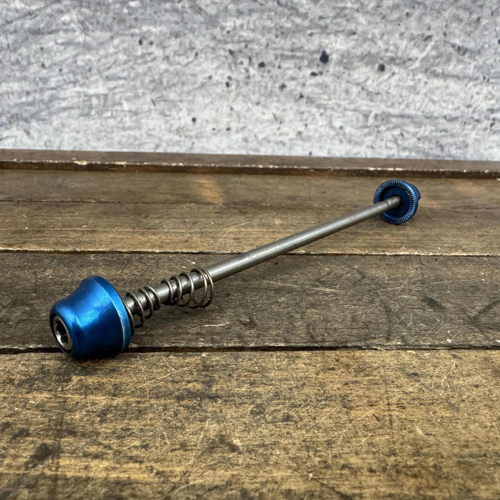 Vintage Titanium REar Wheel Skewer Ti Bolt-On Blue 135 mm Bi