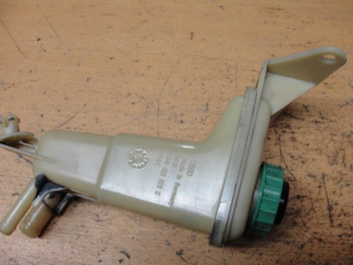 Audi A6 Avant 2.5 TDI 4B Ausgleichsbehälter Servopumpe mit Deckel 8D0422373C