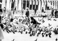 Candice Bergen y el actor yugoslavo Bekim Fehmiu están en Piazza - Foto antigua