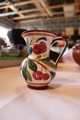 Kleine Kanne mit Kirschmotiv mit Künstlermarkierung unten