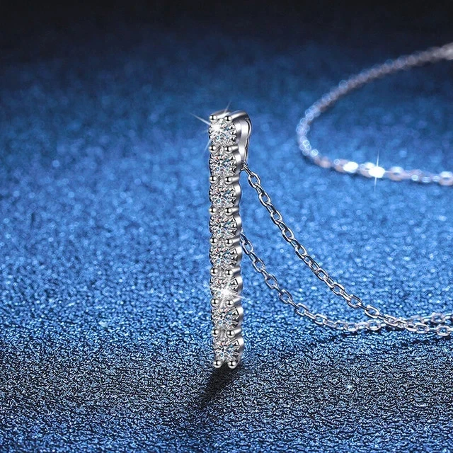 Colgante con barra inicial de diamante creado en laboratorio de corte redondo de 1 quilate enchapado en oro blanco de 14 k Foto 3 de 4