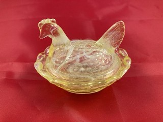 VINTAGE BOYD YELLOW SLAG GLASS MINI/SALT CELLAR NESTING HEN THAT GLOWS! 2.5''