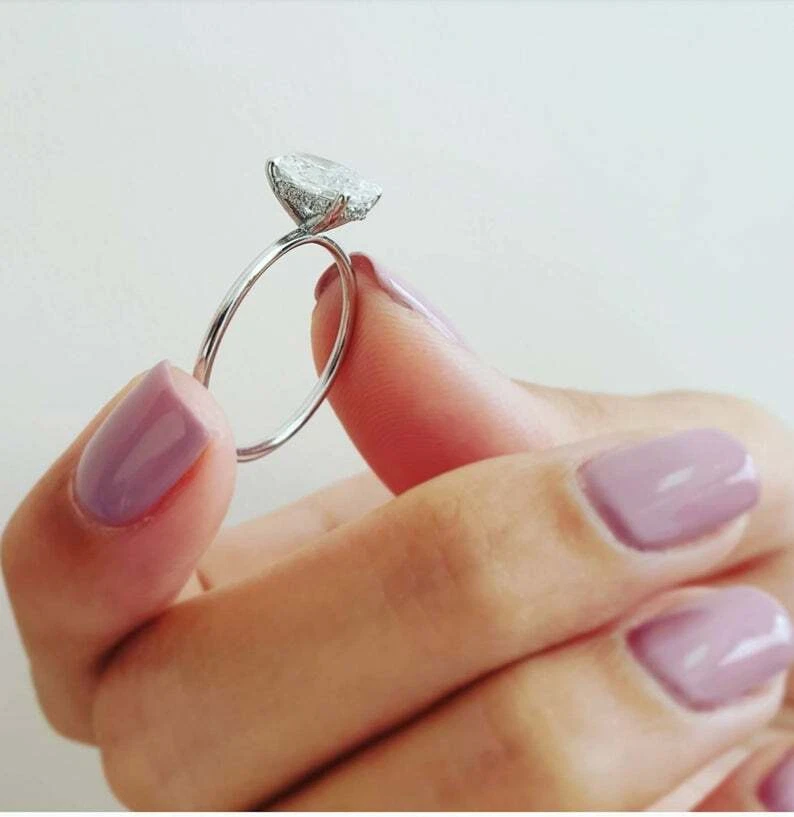 Anillo de compromiso halo de oro blanco de 14 quilates con diamantes de corte ovalado blanco de 2,00 quilates creado en laboratorio Foto 2 de 4