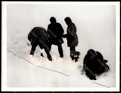 US Coast Guardsmen test ice depth to pierce floes 7'' x 9'' Original Photo FF204