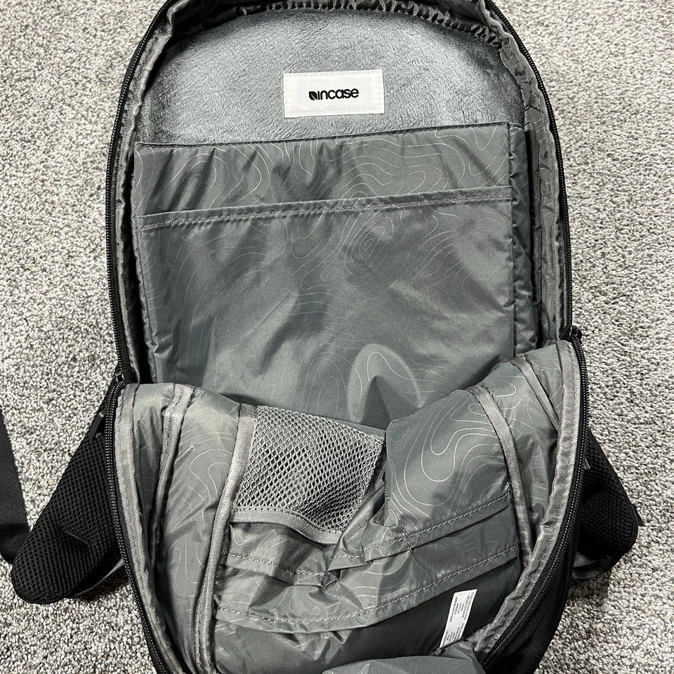 Mochila Incase Negra Delgada Compacta Imitación Piel Laptop Manga Bolsillos con Cremallera Viaje Foto 3 de 4