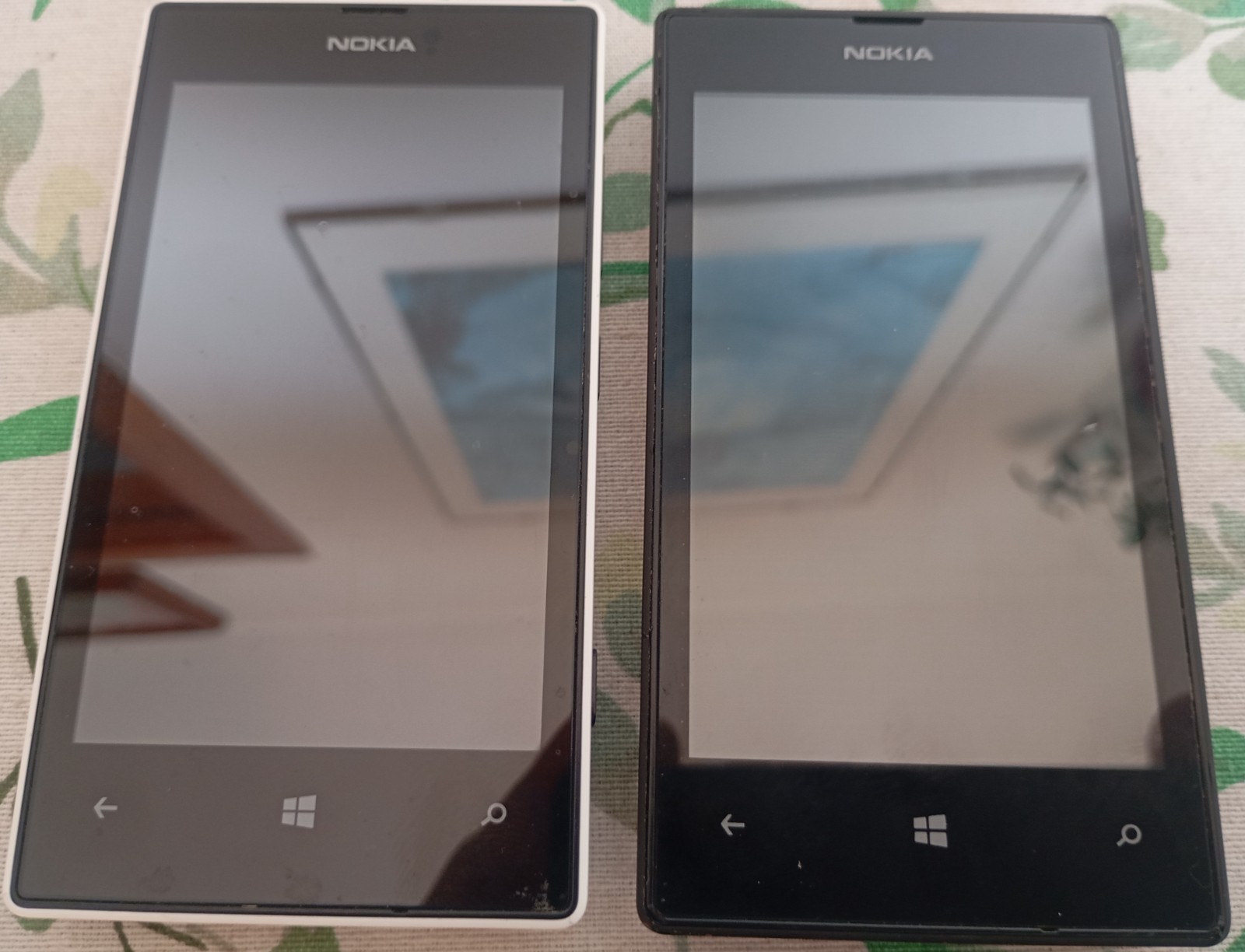 2 SMARTPHONE NOKIA LUMIA BIANCO e NERO + un alimentatore in regalo (FUNZIONATI)
