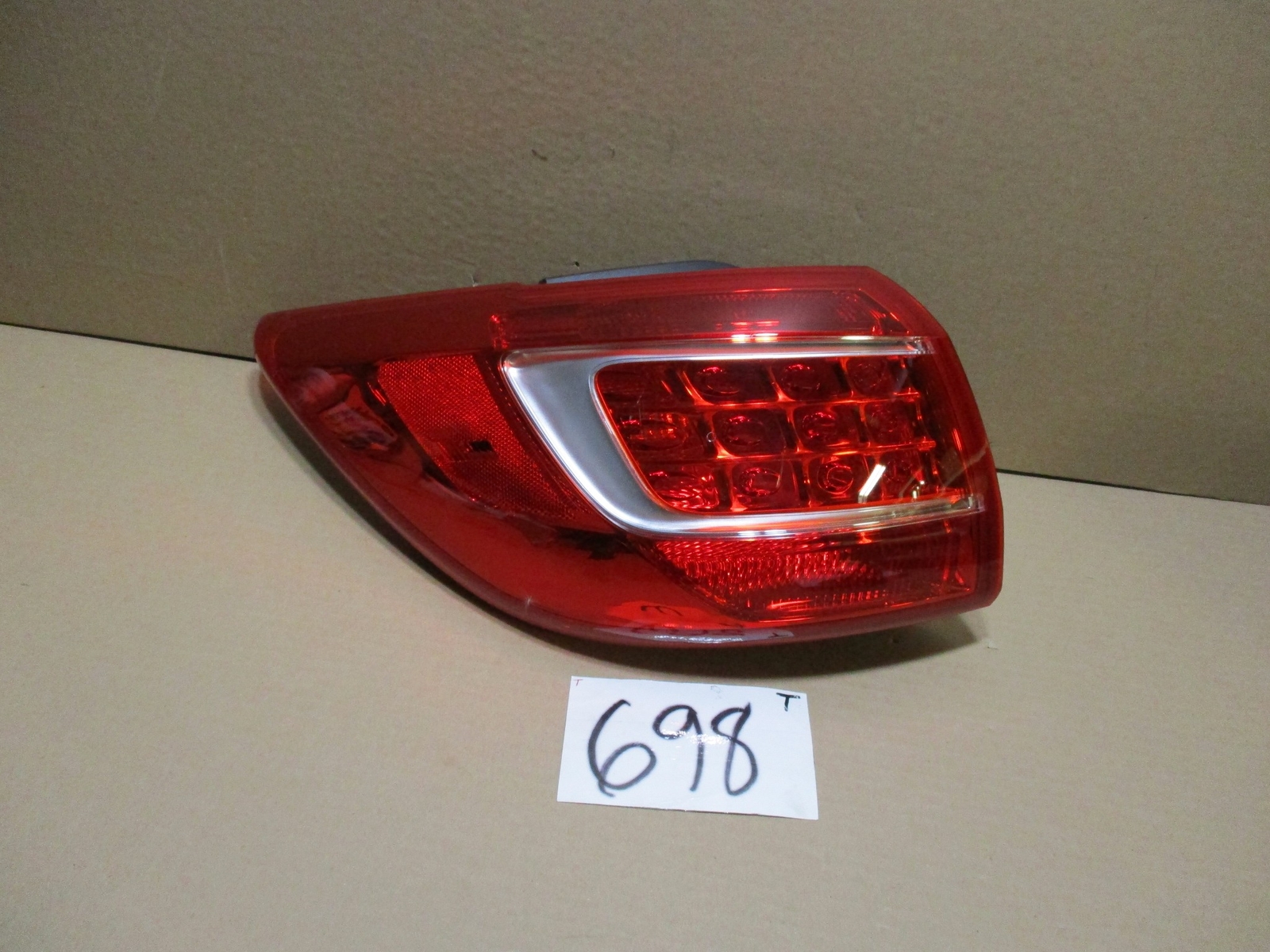 10 11 12 13 Kia Sportage DRIVER Side Used Tail Light #698-T