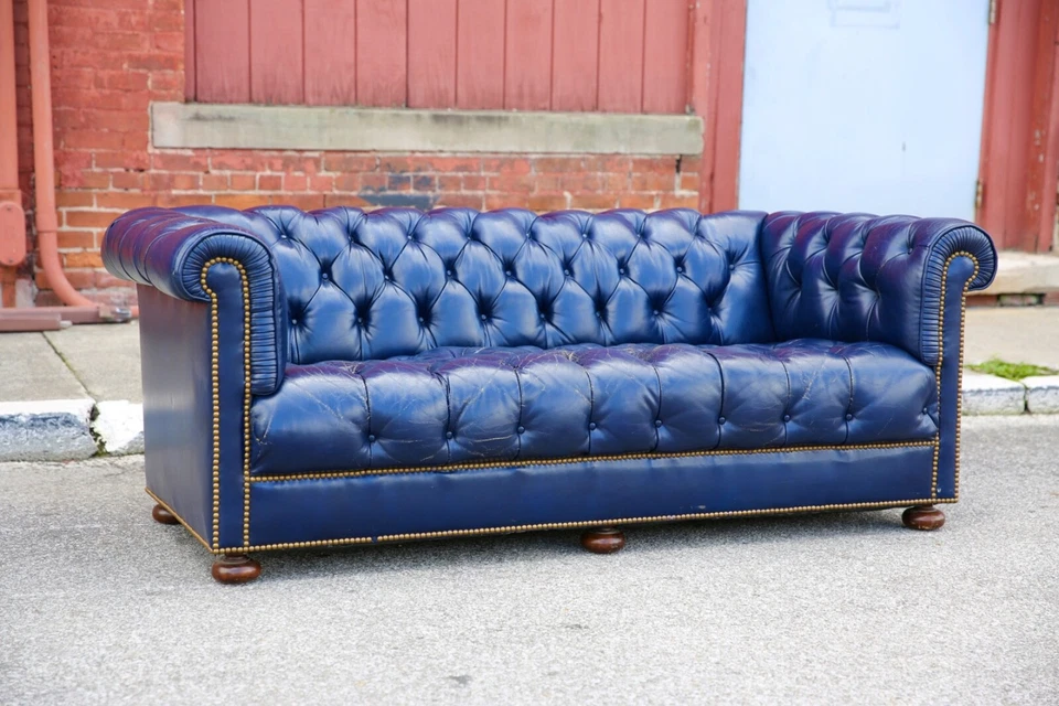 Sofá Chesterfield Vintage Cuero Azul Madera Moño Pies LoeBlein Bros EE. UU. Foto 2 de 4