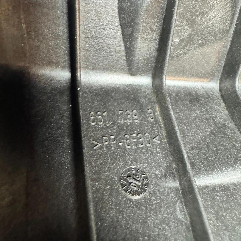 06-12 BMW 330 e90 CAJA DE AIRE CAJA DE AIRE BASE FILTRO DE AIRE INFERIOR OEM Foto 2 de 4