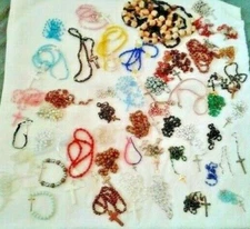 LOT 10 RELIGIOUS ITEMS ROSARY BEADS BRACELETS PIN BACKS TIE TACS ANGELS CROSSES