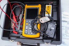 Fluke 123  SCOPEMETER  Oscilloscope 20Mhz Calibrated with Leads and Case
