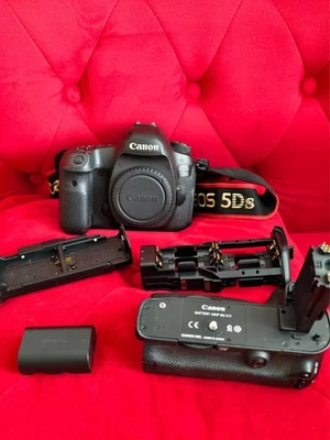 Canon EOS 5DS 50.6 MP SLR-Digitalkamera - Schwarz (Nur Gehäuse) + BG-11 Grip - Bild 1 von 4