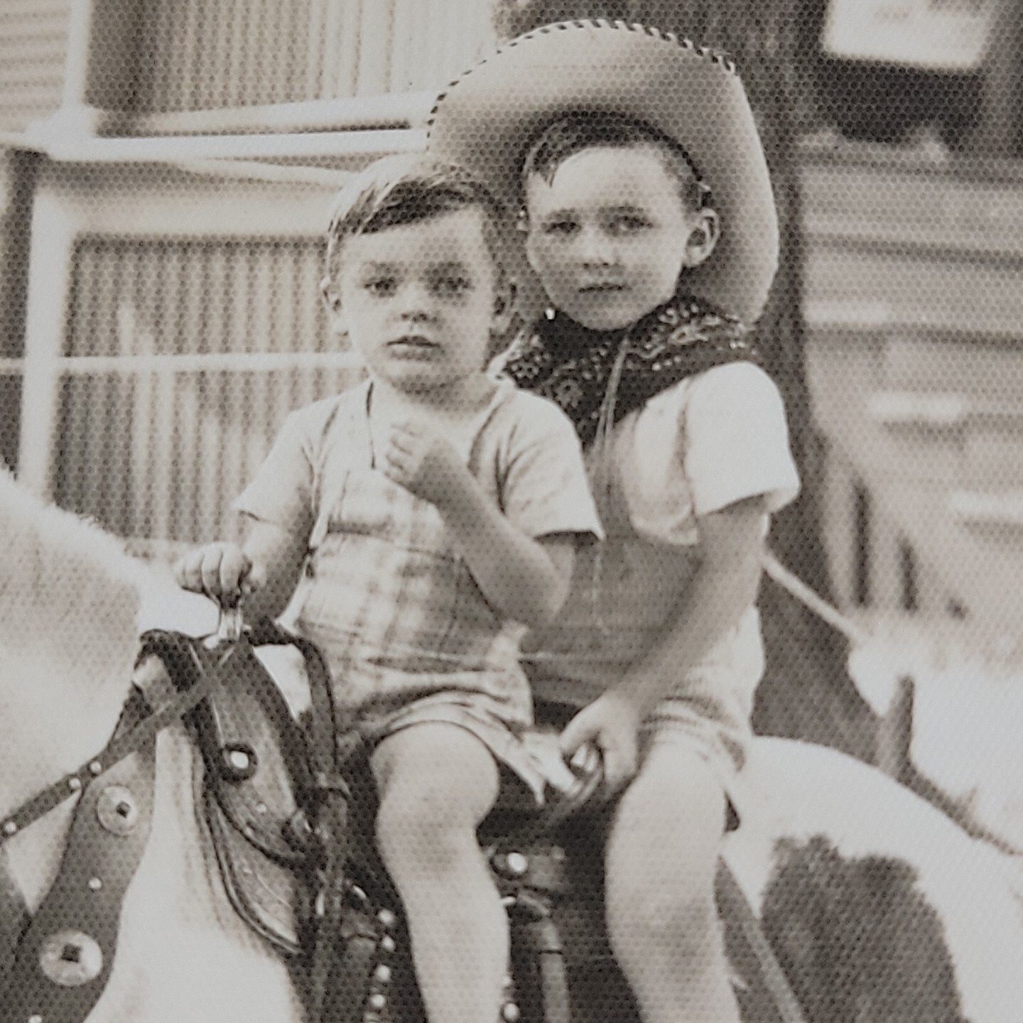 Foto anni '20 2 ragazzi a cavallo di un pony Pinto uno in un cappello da cowboy bella sella