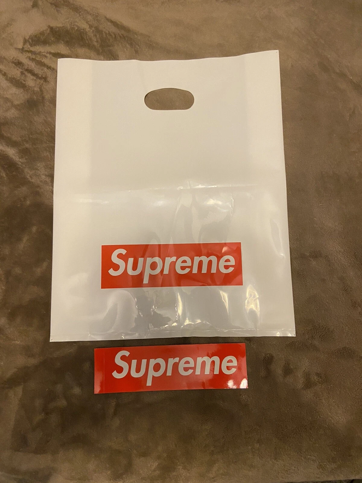Sac logo boîte rouge en plastique suprême 16 pouces x 23 pouces (j'en ai 10, si vous avez besoin de plus de texte)