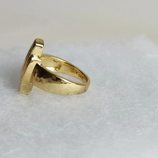 Anillo de compromiso redondo de 2 quilates con diamantes creados en laboratorio para mujer placa de oro amarillo de 14 k Foto 3 de 4