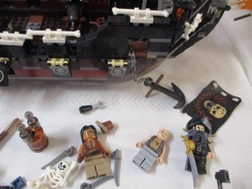 LEGO 4195 PIRATES OF THE CARIBBEAN QUEEN ANNES REVENGE MISSING TAN FEATHER &
