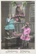 CP PAQUES PETITES FILLES ELEGANTES ENVOYANT BAISER SONNANT CLOCHE FLEURS - 93427