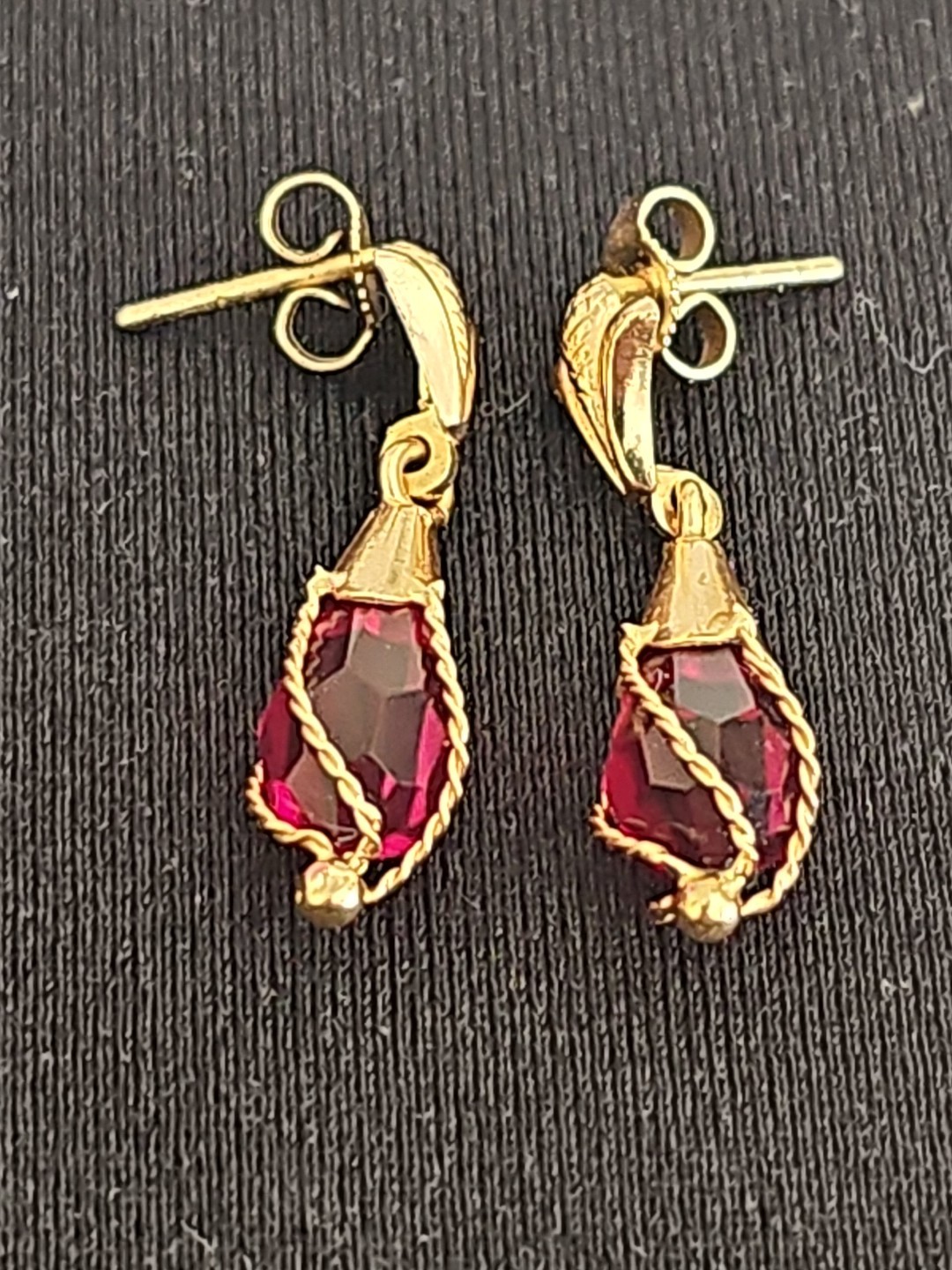 VTG 14k.Solid Yellow Gold Red Ruby Stone Caged Da… - image 4
