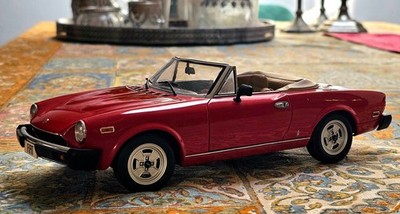 Modellauto 1:18 Auto Art Fiat 124 Spider Europa DS rot