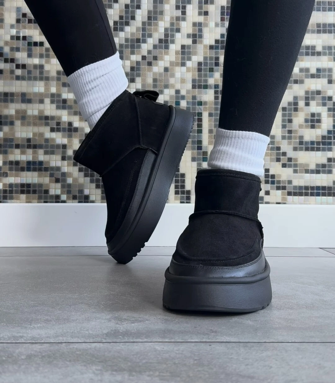 Stivaletti Ugg donna neri con interno in lana