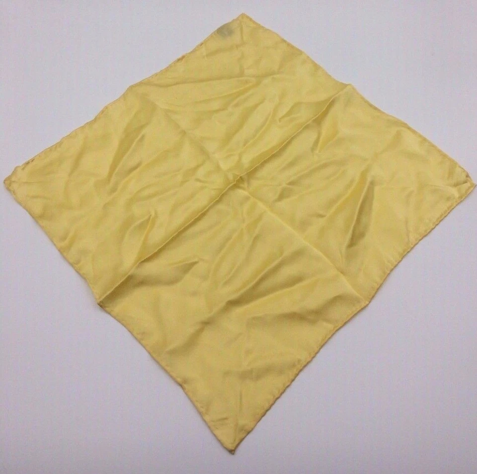 $95 Bloomingdales Para Hombres Pañuelo Amarillo Sólido Vestido Informal Seda Bolsillo Cuadrado Foto 3 de 4