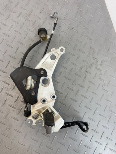 PLAQUE REPOSE PIED CONDUCTEUR AVANT DROIT BMW F850GS 2020 & PEG 8393176 N2 - Photo 1/6