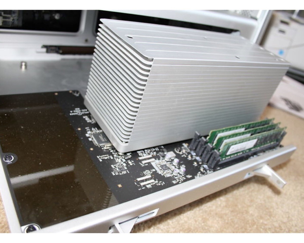 Apple Mac Pro Quad 2.8 GHz 2010 Model & 30 Apple Mac Pro Quad 2.8 GHz 2010 Model & 30