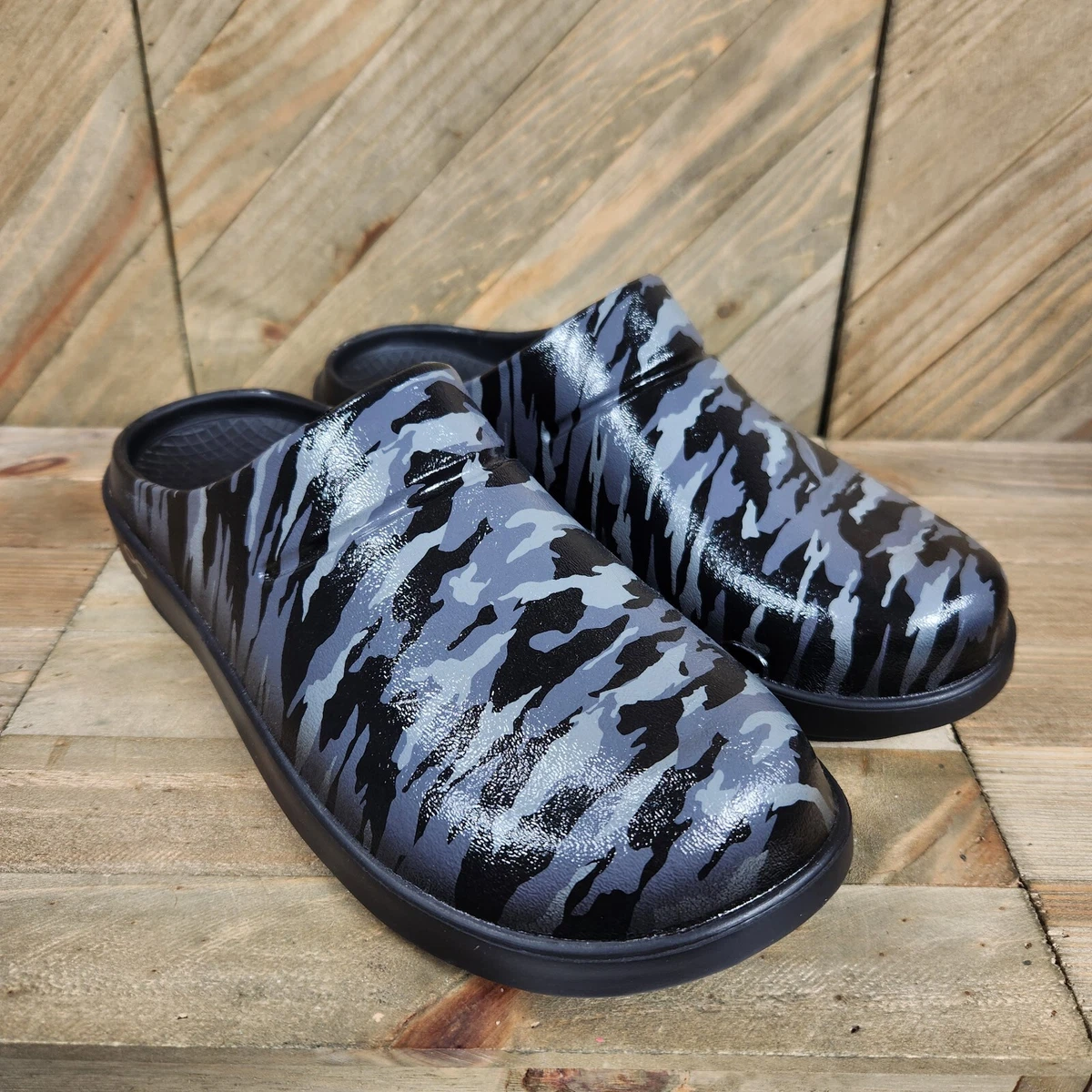 oofos camo clogs
