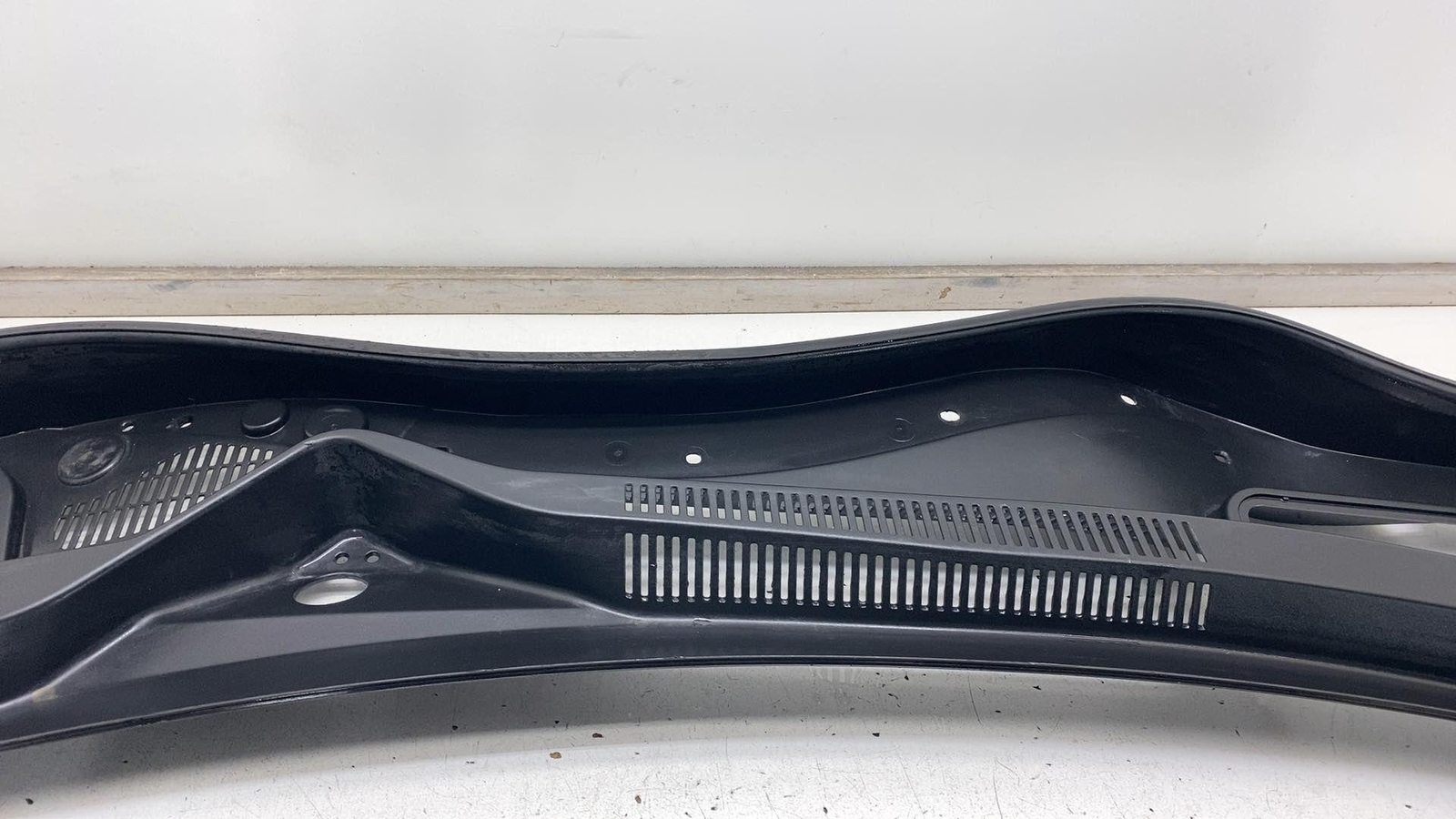 ⭕ 2017-2022 Maserati Levante Front Windshield Cowl Vent Trim Panel 670040250