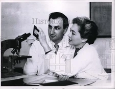 1960 Press Photo Dr Mathilda Krim Shows Slide To Dr Leo Sachs - neb61108