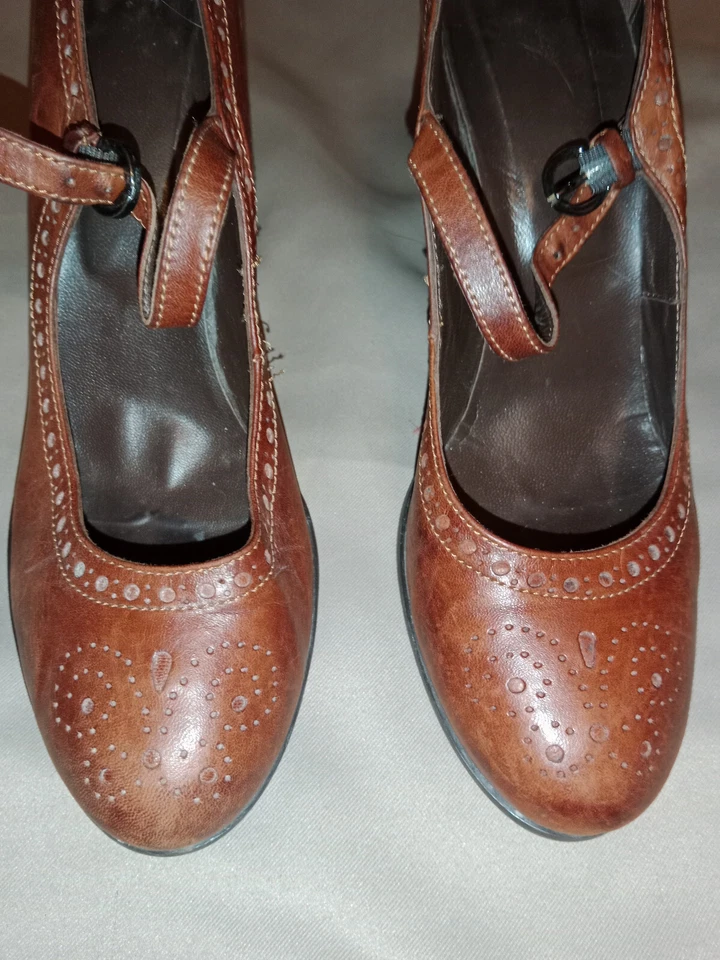 Chaussures escarpins babies à talon bride marron cuir motifs ajourés Minelli 39 - Photo 2/4