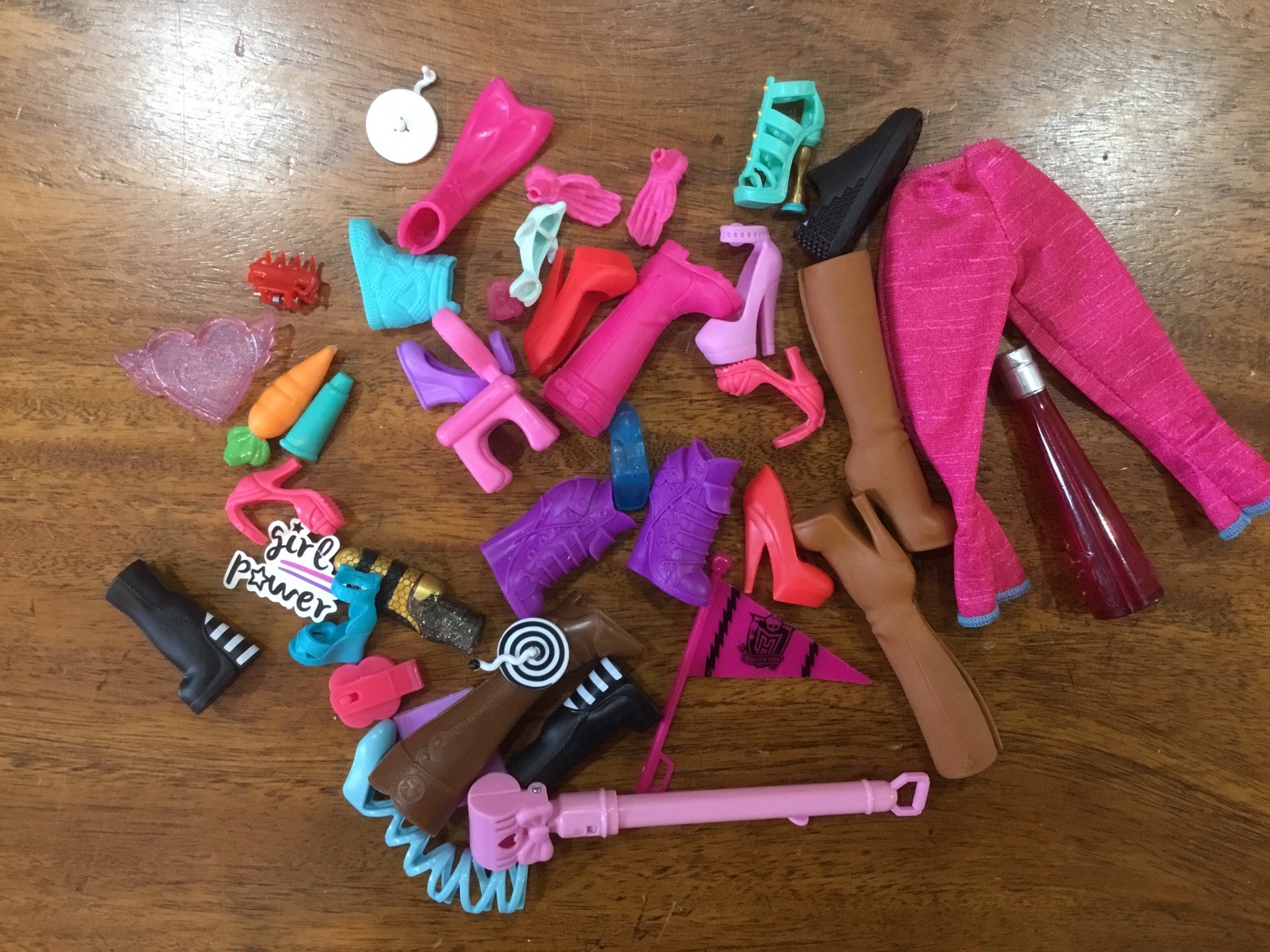 Lot of doll shoes and accessories-Monter High-Barbie+++read