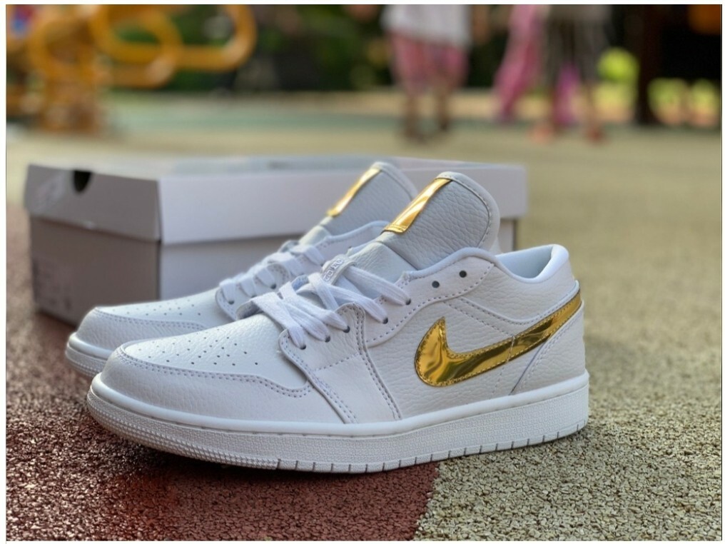 Nike Air Jordan 1 Low SE White Metalic Gold Women's 9.5 Nike Air Jordan 1 Low SE White Metalic Gold Women's 9.5