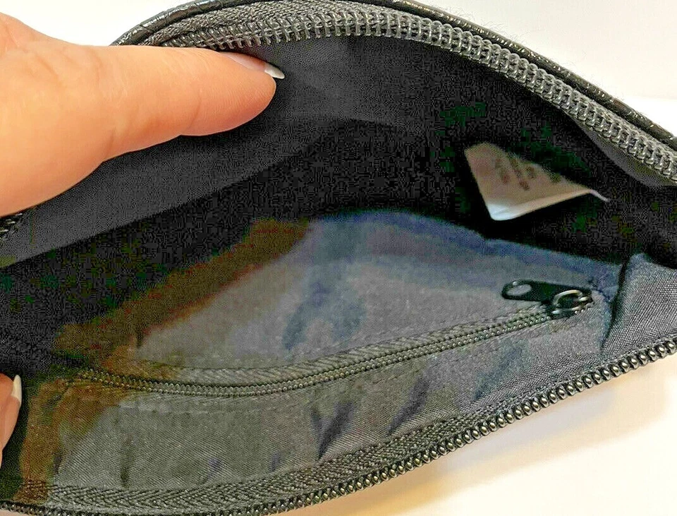 Bolsa cosmética Kathy Van Zeeland con cremallera estampado animal en relieve negra 8,75 x 5 Foto 4 de 4