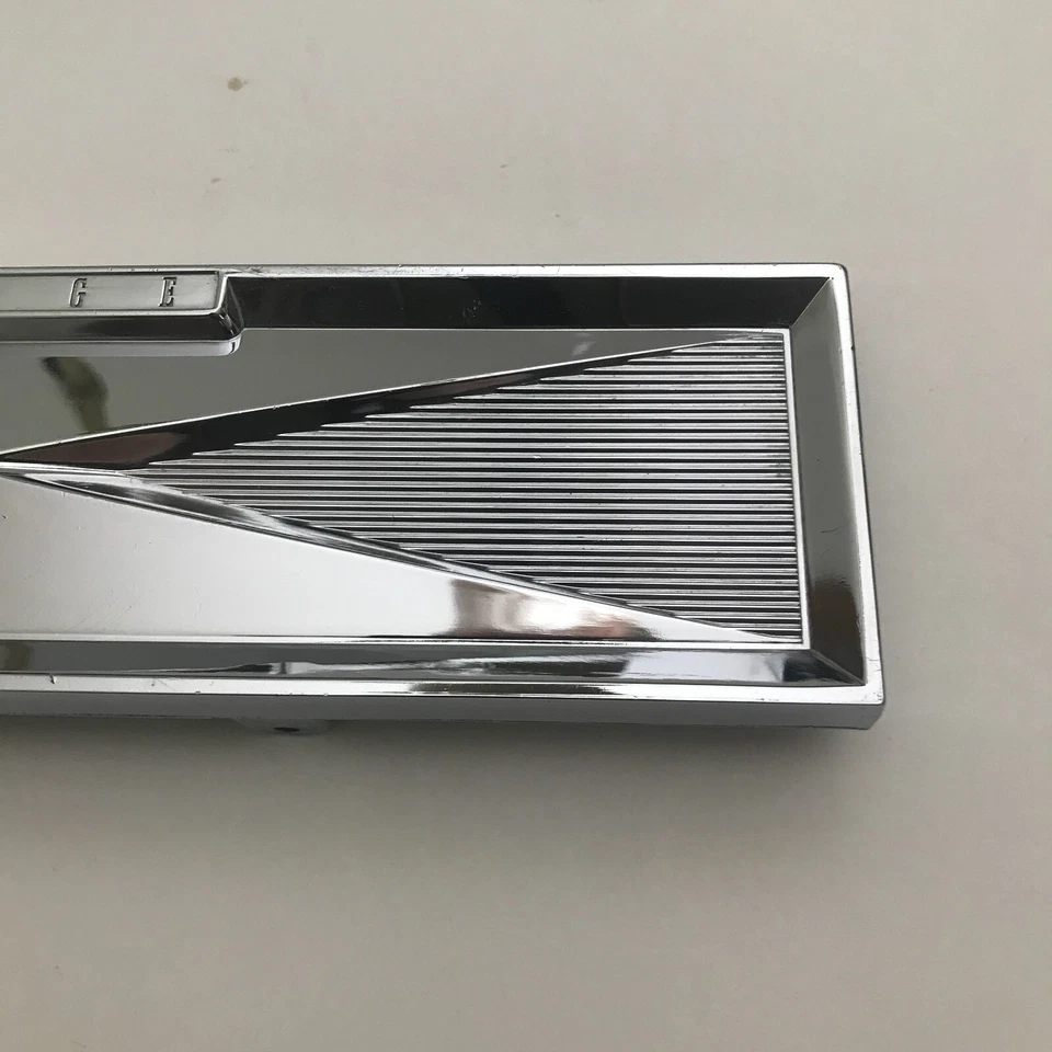 1960-61 Dodge Dart & 1962-64 Dodge 880 Radio Opening Cover Plate 1901789, Mopar - Imagem 3 de 4