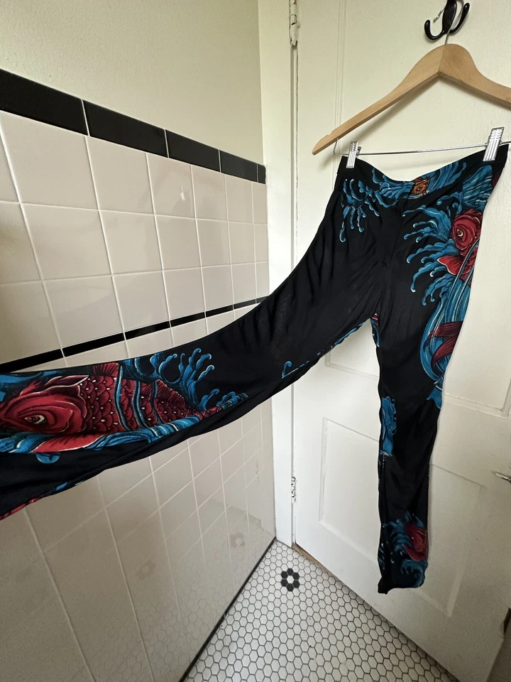 Pantalones de colección Betsy Johnson negros con estampado de koi