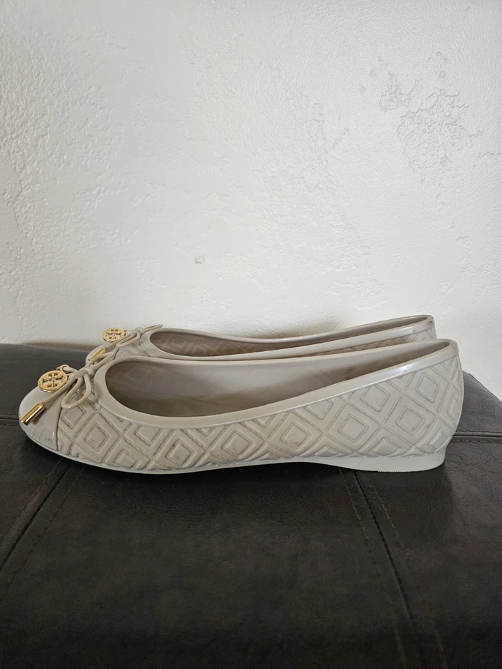 Pajarita Tory Burch Jelly Taupe Logo Dorado Acentos Goma Ballet Planas Talla 6M Foto 4 de 4