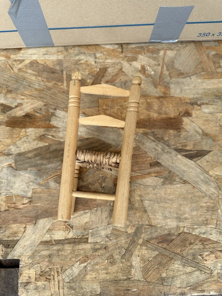 Ancienne petite chaise pour poupée en bois - Photo 4/4