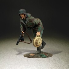 BRITAINS WORLD WAR 2 GERMAN 25112 GERMAN PANZERKNACKER RUNNING WITH TELLER MINE