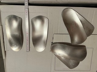 Drei Paar Rohlinge für orthopädische Einlagen aus Aluminium (Gr. 43)