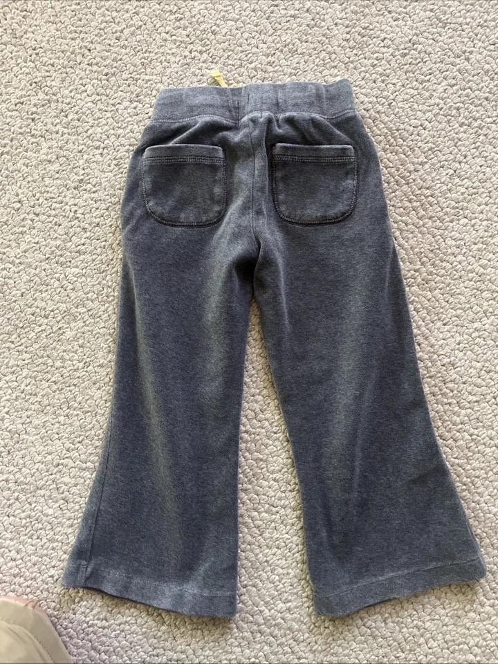 Pantalones deportivos Mini Boden gris estilo rizo inferior con cordón amarillo Foto 2 de 4