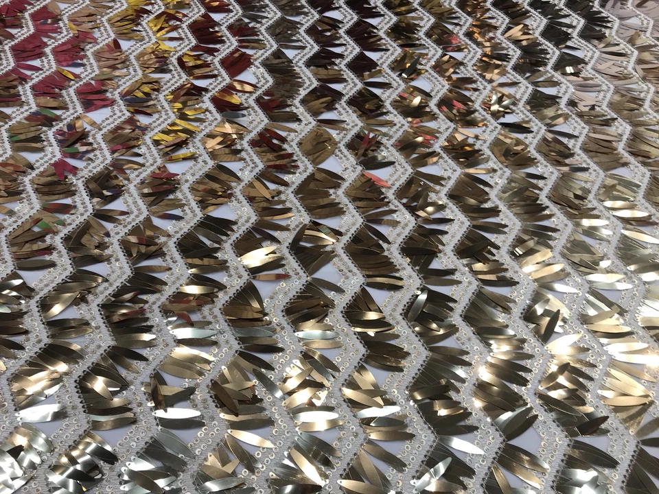 CHAMPAGNE CHEVRON BORDADO CON LENTEJUELAS LARGAS EN UNA MALLA-SE VENDE POR YARDA. Foto 3 de 4