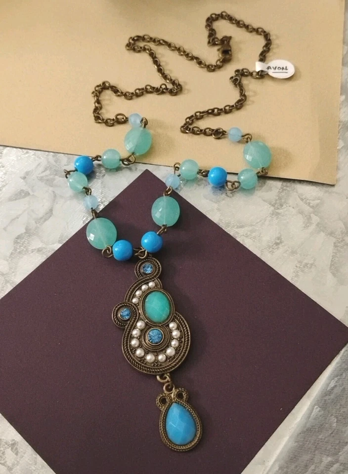 Ornate AVON JJH 海泡沫/天蓝色珠吊坠 23 英寸项链古董黄铜色! — 第 2/4 张图片